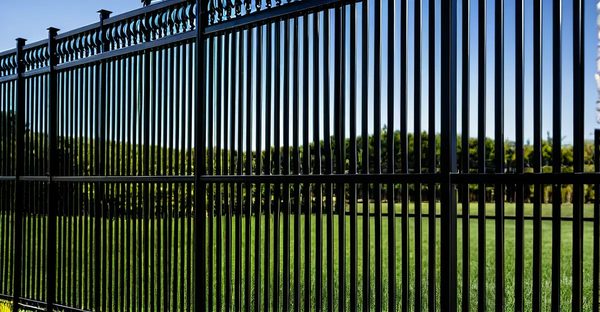 Clôture en aluminium : personnalisez votre sécurité et style